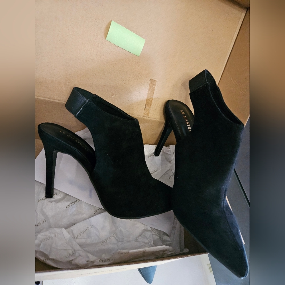 New Le Chateau blk Sling backs